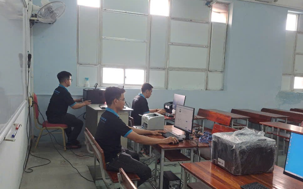 PNPS staff are setting up the rented printer at the event.